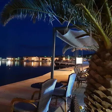 Apartment Island Stone House Zdrelac